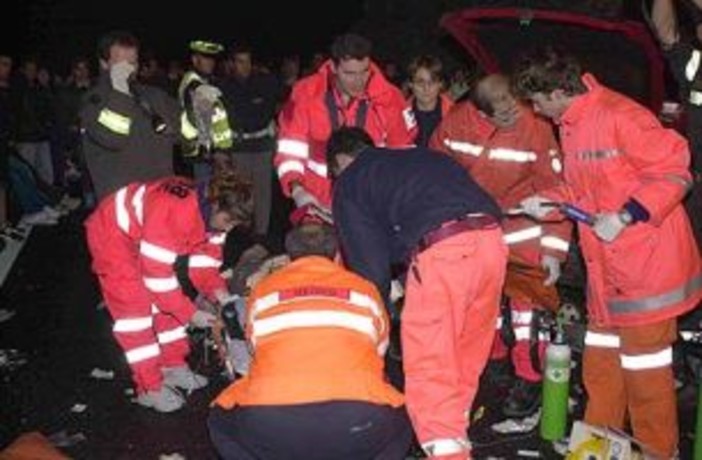 Scontro tra una moto e una macchina a Ceriale: centauro al Santa Corona Scontro tra una moto e una macchina a Ceriale: centauro al Santa Corona