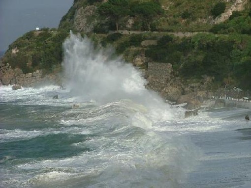 Per domani, allerta mareggiate sul ponente ligure e sullo spezzino, con colpi di vento fino a 70-80 km/h Per domani, allerta mareggiate sul ponente ligure e sullo spezzino, con colpi di vento fino a 70-80 km/h