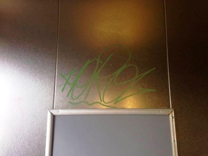 Scritte sugli ascensori a Le Officine di Savona: "Ora basta, vi daremo spazio per esprimere la vostra creatività"