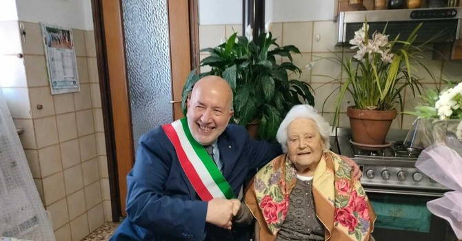 Quiliano festeggia i 100 anni di Lucrezia Genta: la visita del sindaco Isetta