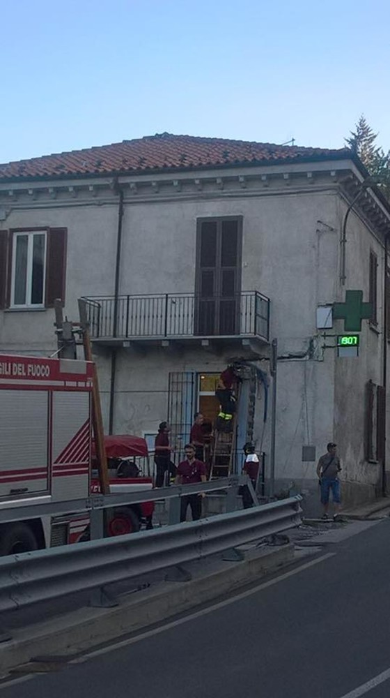 Roccavignale, camion trancia i cavi del telefono: metà paese isolato Roccavignale, camion trancia i cavi del telefono: metà paese isolato