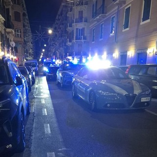 Scoppia una lite dalla Caritas in via Guidobono: intervengono polizia e carabinieri