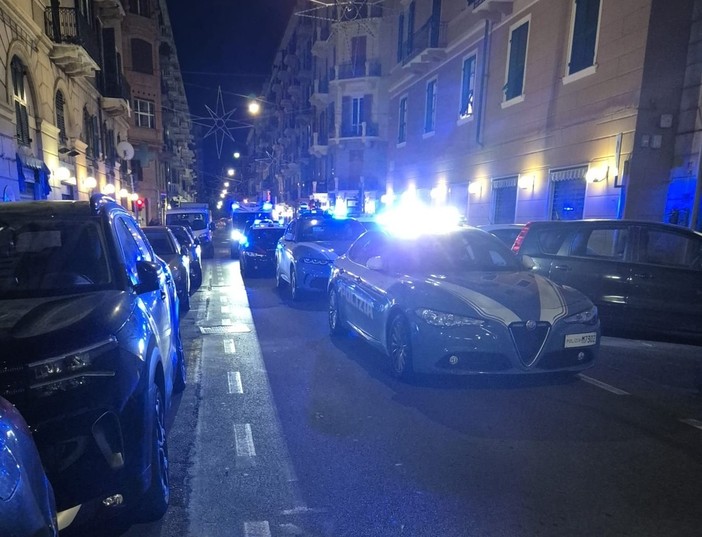 Scoppia una lite dalla Caritas in via Guidobono: intervengono polizia e carabinieri
