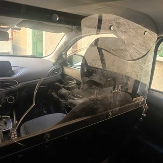 Reagisce durante un controllo e devasta un'auto della Polizia Locale: un 58enne denunciato