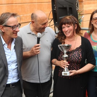 Silvia Doglioli vincitrice del contest con il sindaco di Albenga Riccardo Tomatis, Claudio Porchia e Siliva Parodi