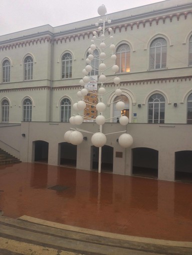 Cairo, il Natale è passato ma l'albero resta montato: piccola dimenticanza o problemi tecnici?