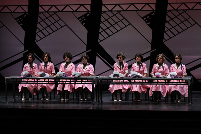 Tanto di cappello, l’opera esce dal teatro