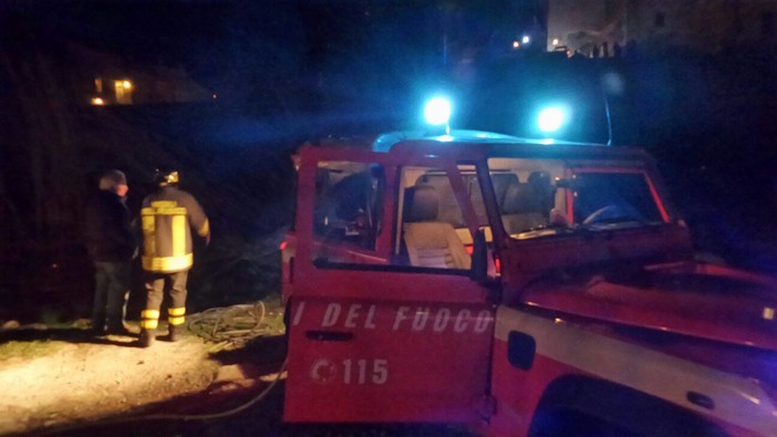 Domati gli incendi divampati ieri sera a Loano e Varazze Domati gli incendi divampati ieri sera a Loano e Varazze