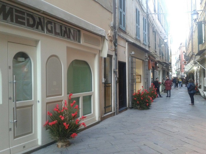 "Neo-Grinch" ruba l'albero di Natale alla gioielleria Medagliani di Alassio