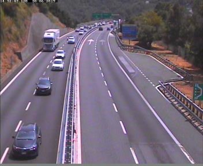 Traffico intenso per il rientro dei turisti: rallentamenti e code lungo l'Autostrada dei Fiori