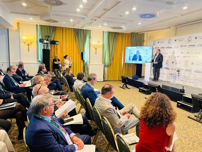 PNRR, Toti al Forum Ambrosetti: "Per correre servono regole più semplici" PNRR, Toti al Forum Ambrosetti: "Per correre servono regole più semplici"