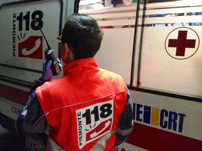 Autocarro si ribalta sulla Torino-Savona poco prima dello svincolo per Fossano Autocarro si ribalta sulla Torino-Savona poco prima dello svincolo per Fossano