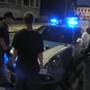 Viene fermato dalla polizia, minaccia e colpisce con gomitate un agente: arrestato 42enne