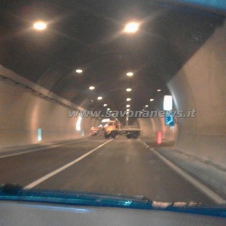 Spazzaneve azzarda inversione ad "U" in galleria ad Altare