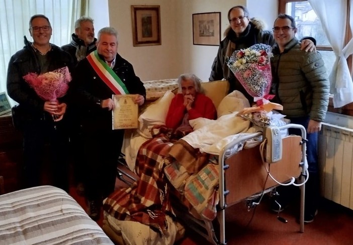 Dego in festa per Ameris Marenco: l’ex maestra delle scuole elementari compie 100 anni Dego in festa per Ameris Marenco: l’ex maestra delle scuole elementari compie 100 anni