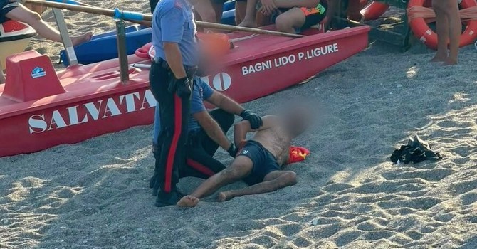 Attimi di paura ai Bagni Lido di Pietra Ligure: uomo bloccato e portato via dai carabinieri