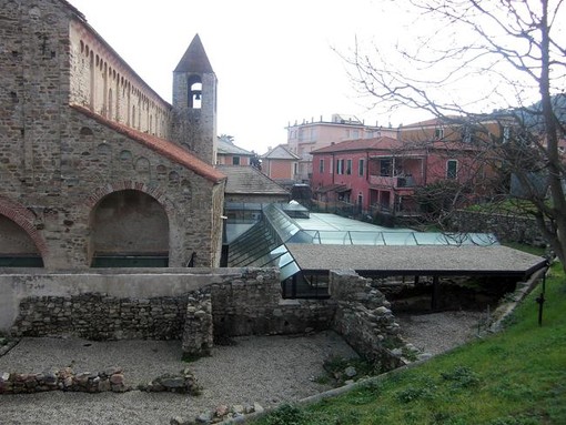 16 – L’area archeologica adiacente alla chiesa (foto Roberto Grossi)