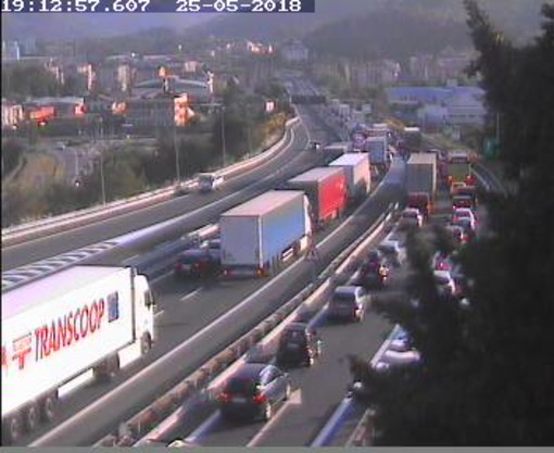 Tamponamento in autostrada: 6 km di coda tra Savona e Spotorno Tamponamento in autostrada: 6 km di coda tra Savona e Spotorno