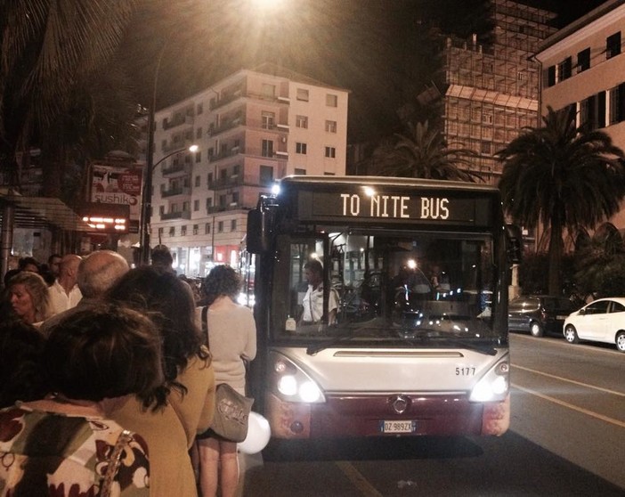 Per andare a ballare i ragazzi scelgono il "To Nite Bus": a bordo 255 passeggeri in due week-end, tante le famiglie