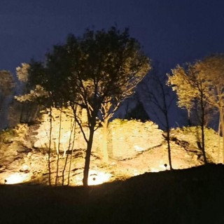 Stella, tutto pronto per la visita del Principe Alberto II di Monaco: nel frattempo si illumina il castello Grimaldi