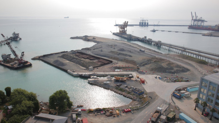 Vado Ligure, in arrivo quattro maxi gru per il porto: attesa per domani la firma del contratto Vado Ligure, in arrivo quattro maxi gru per il porto: attesa per domani la firma del contratto