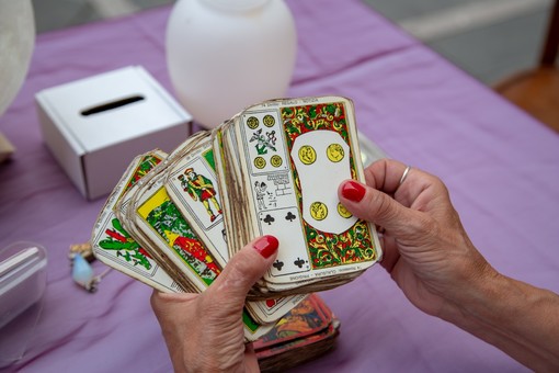 Finalborgo, il 12 e 13 agosto il fascino dei tarocchi torna ad avvolgere e incantare il borgo