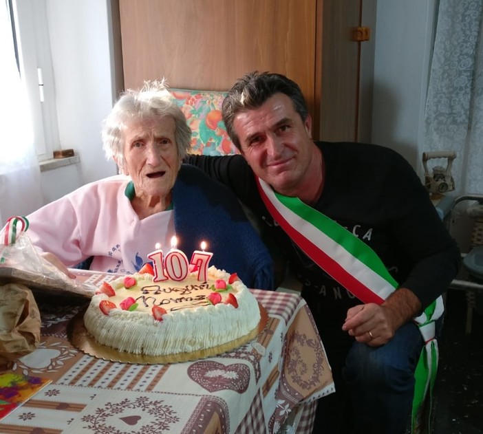Giusvalla è in festa: 'nonna' Armanda Pizzorno ha compiuto 107 anni (FOTO) Giusvalla è in festa: 'nonna' Armanda Pizzorno ha compiuto 107 anni (FOTO)