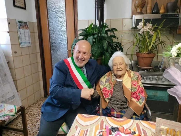 Quiliano festeggia i 100 anni di Lucrezia Genta: la visita del sindaco Isetta