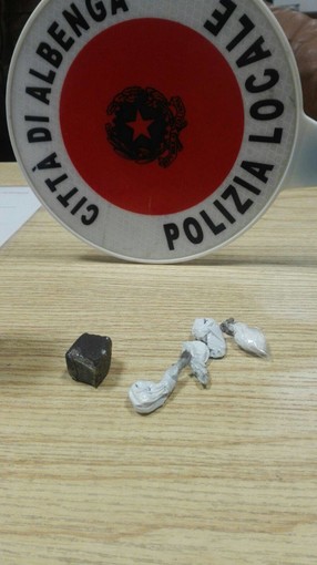 Alla vista della Polizia Locale si getta nel fiume e scappa, sequestrate diverse dosi di droga ad Albenga