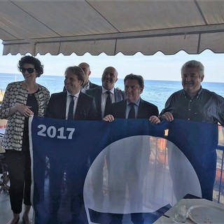 Savona, cerimonia di consegna della bandiera blu all'Associazione Bagni Marini