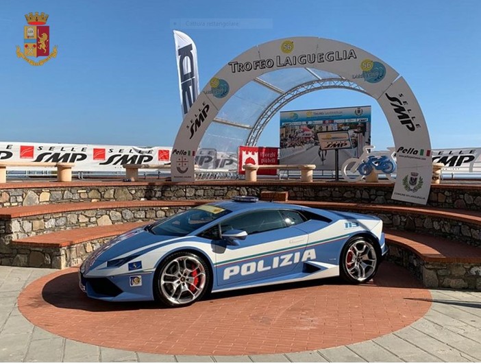 Al Trofeo Laigueglia la Polizia di Stato incontra i “guidatori del futuro” Al Trofeo Laigueglia la Polizia di Stato incontra i “guidatori del futuro”