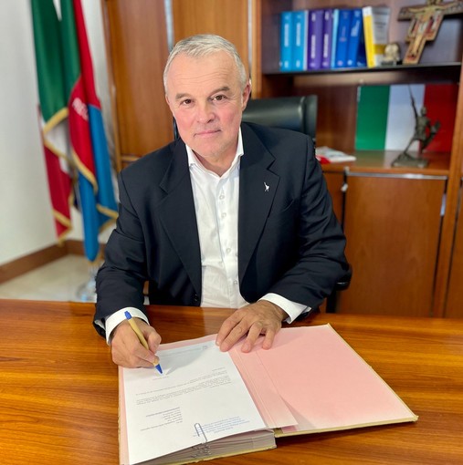 L'Assessore regionale Andrea Benveduti rassegna le dimissioni e riconsegna le deleghe al Presidente Toti L'Assessore regionale Andrea Benveduti rassegna le dimissioni e riconsegna le deleghe al Presidente Toti