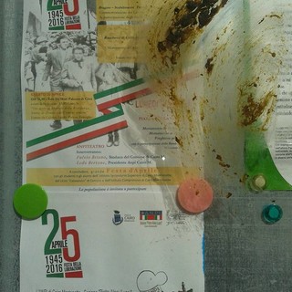 Cairo Montenotte, imbrattata di feci la bacheca dell'A.N.P.I