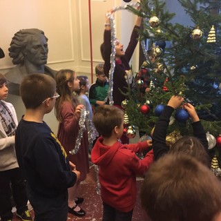 Bimbi in Regione per allestire l'albero di Natale con il Presidente Toti