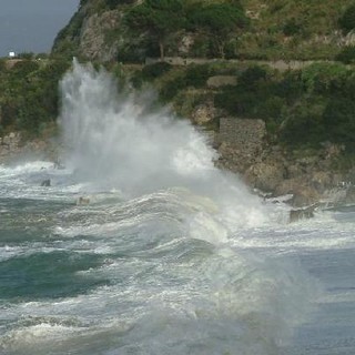 Per domani, allerta mareggiate sul ponente ligure e sullo spezzino, con colpi di vento fino a 70-80 km/h