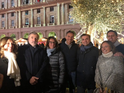 Regione: acceso l’Olivo di Natale in Piazza De Ferrari