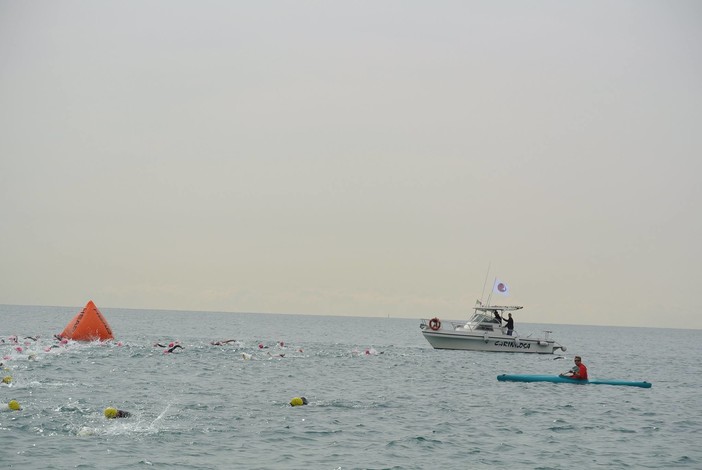 Tappa finale di "Swim &amp; Run Albisola 2017" con l’assistenza in mare di Assonautica