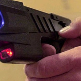 Molteni (Sottosegretario all'Interno): "Dal 30 maggio taser operativo anche a Savona" Molteni (Sottosegretario all'Interno): "Dal 30 maggio taser operativo anche a Savona"