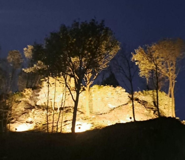 Stella, tutto pronto per la visita del Principe Alberto II di Monaco: nel frattempo si illumina il castello Grimaldi