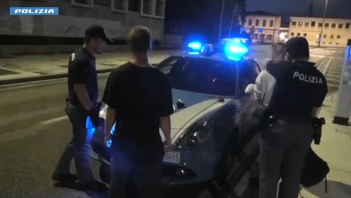 Viene fermato dalla polizia, minaccia e colpisce con gomitate un agente: arrestato 42enne