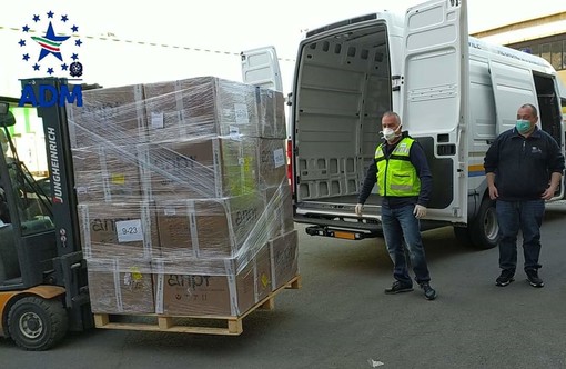 Coronavirus, la Dogana di Genova 2 consegna 20 mila mascherine all'ospedale San Martino