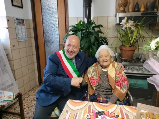 Quiliano festeggia i 100 anni di Lucrezia Genta: la visita del sindaco Isetta