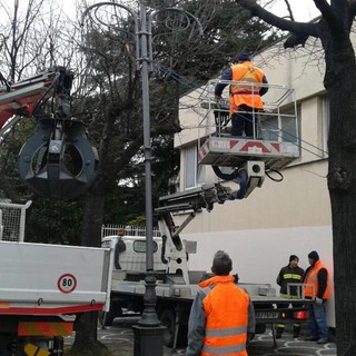 Albenga, camion abbatte un palo della luce in viale Pontelungo