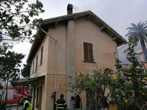 Fumo nero a Borgio Verezzi: intervento dei Vigili del Fuoco per un principio di incendio in un'abitazione