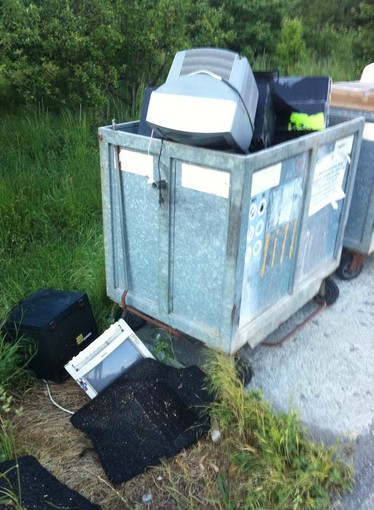 Giusvalla, piccola discarica a cielo aperto in località Taranco