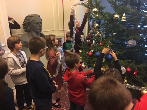 Bimbi in Regione per allestire l'albero di Natale con il Presidente Toti