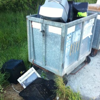 Giusvalla, piccola discarica a cielo aperto in località Taranco