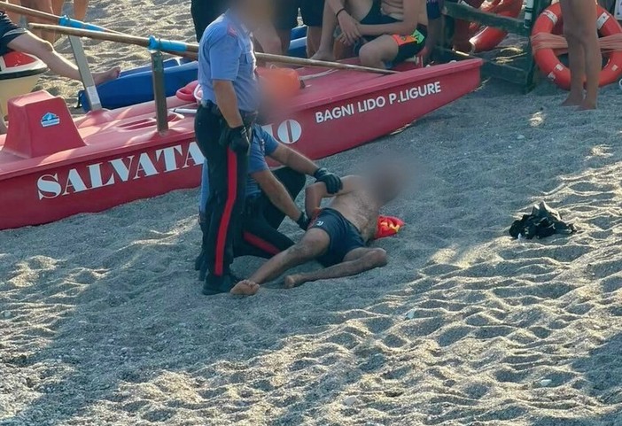 Attimi di paura ai Bagni Lido di Pietra Ligure: uomo bloccato e portato via dai carabinieri Attimi di paura ai Bagni Lido di Pietra Ligure: uomo bloccato e portato via dai carabinieri