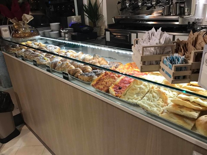 Il Bar Da Sancio ad Albenga: "Tutte le sere alla chiusura vorremmo donare pizza e focaccia a chi ha realmente bisogno"