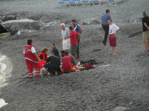 Si sente male in spiaggia a Laigueglia: deceduto